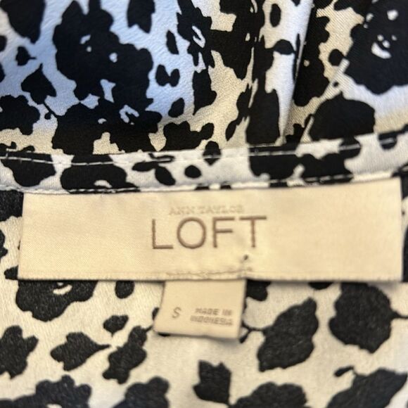 LOFT black white floral cap sleeve button back blouse Size S EUC - Picture 8 of 9